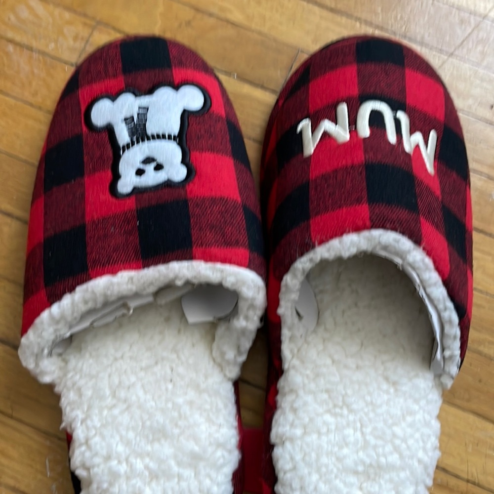 Women’s mom bear plaid house slippers size medium